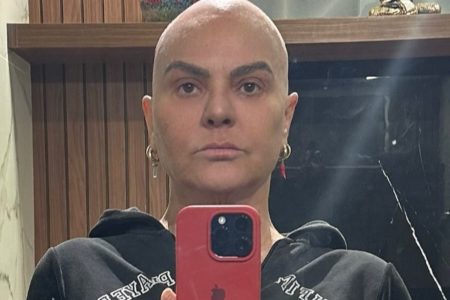 Foto colorida de Rosalba Nable, mãe de Isis Valverde - Metrópoles