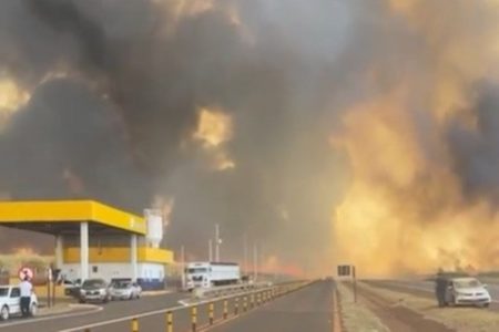 Imagem colorida de incêndio cercando rodovia no interior de São Paulo. Metrópoles