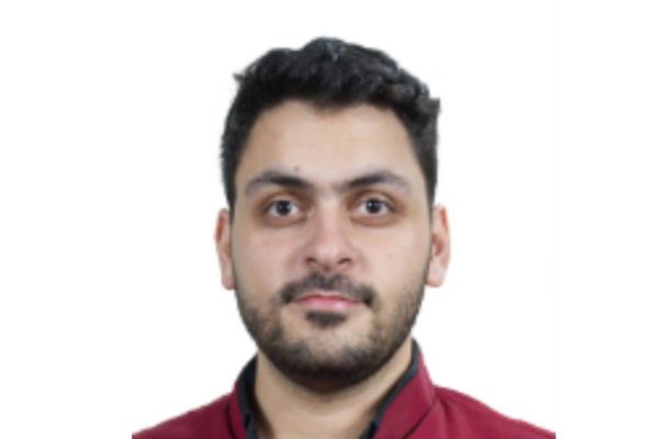João Pimenta, candidato à prefeitura de São Paulo pelo PCO, aparece em foto com fundo branco. Ele é branco, tem barba, olhos e cabelos pratos- Metrópoles