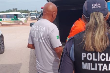 Imagem colorida, um agente da polícia civil prendendo estuprador