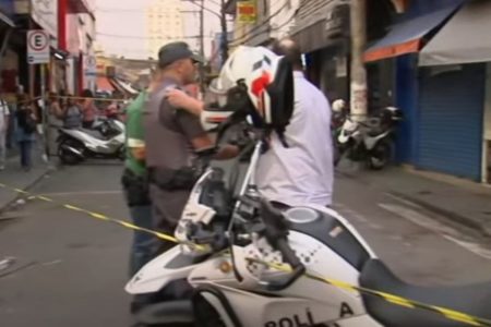 Imagem colorida de policial em cena do crime. Metrópoles