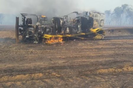 Imagem colorida de caminhão incendiado. Metrópoles