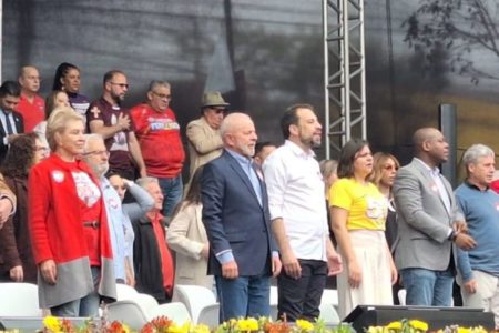 Foto colorida de Lula, Boulos e Marta em comício no Campo Limpo, zona sul de São Paulo