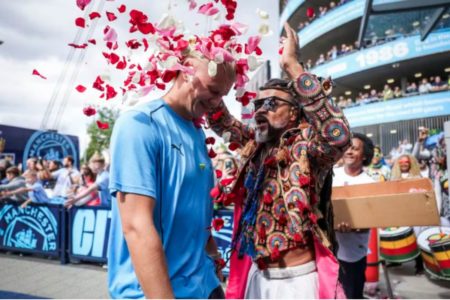 Haaland é recebido por flores jogadas por Carlinhos Brown