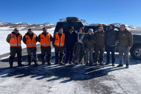 Pessoas posando para foto no gelo casal brasileiro desaparecido no Chile