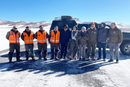 Pessoas na neve após resgate de casal brasileiro no Chile