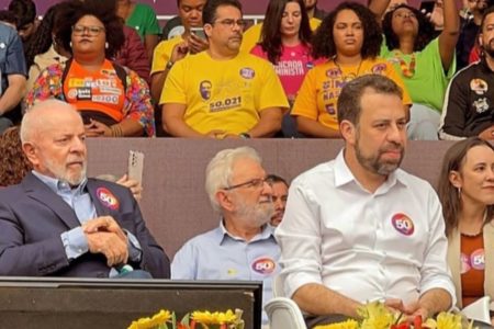 Foto colorida de Lula com Guilherme Boulos em comício no Campo Limpo, zona sul de São Paulo