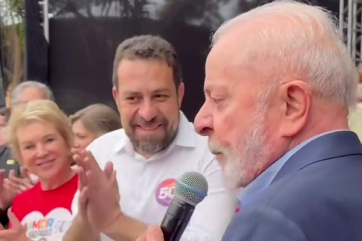 Foto colorida de Lula, Boulos e Marta Suplicy em comício em São Miguel Paulista, zona leste de SP