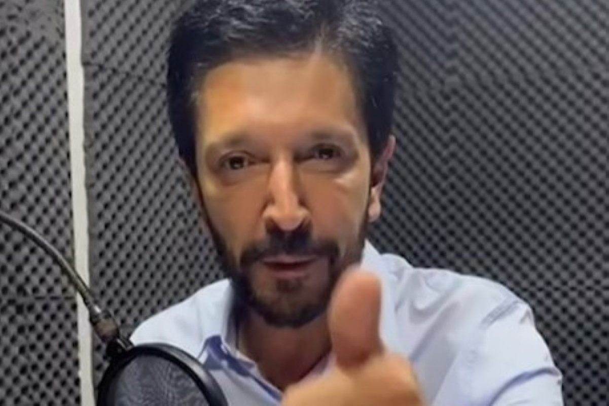 Imagem mostra homem sinalizando com polegar - Metrópoles