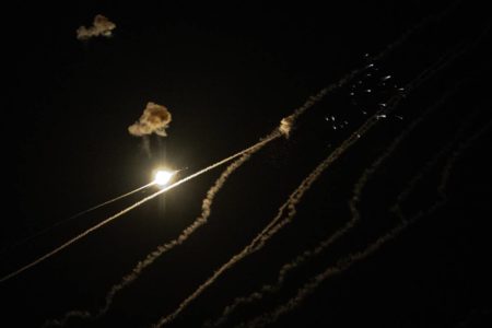 Fotos coloridas de mísseis colidindo no Domo de Ferro em Israel - Metrópoles