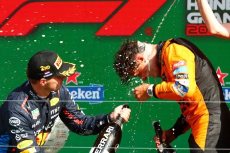 O vencedor Lando Norris da Grã Bretanha e da McLaren comemora com o segundo lugar Max Verstappen da Holanda e Oracle Red Bull