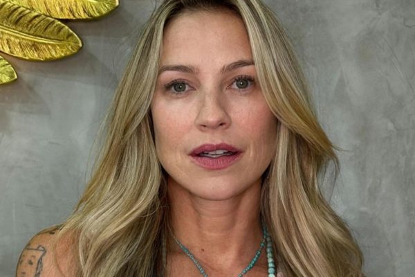 Luana Piovani posa de cabelos soltos após sair do salão de beleza - Metrópoles