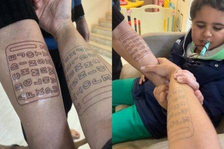 Casal de Bragança Paulista tatuou alfabeto no braço para facilitar a comunicação com o filho de 7 anos, que é autista não verbal - Metrópoles