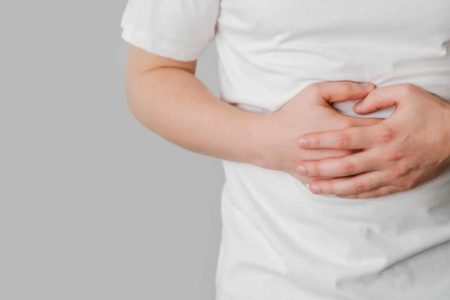 imagem colorida pessoa com a mão na barriga diarreia - dor