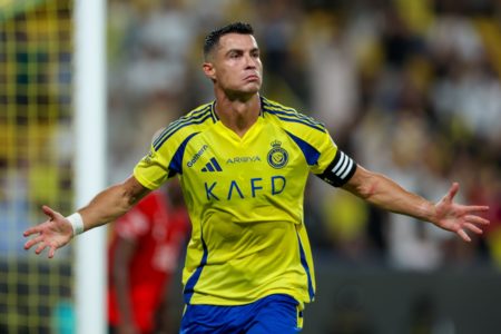 Foto colorida de Cristiano Ronaldo comemorando gol pelo Al-Nassr - Metrópoles