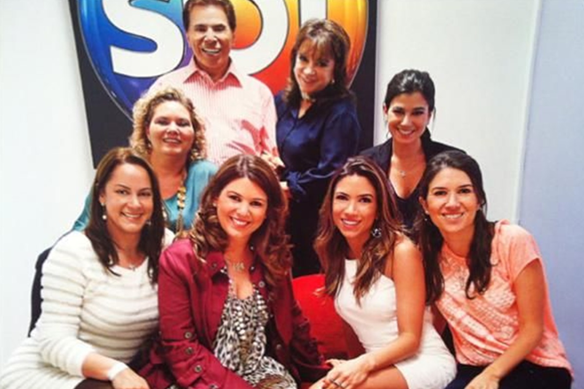 Silvio Santos posa com a mulher e as filhas nos bastidores do SBT - Metrópoles