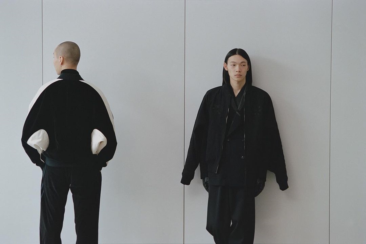 Na imagem com cor, modelo veste peças da Soshiotsuki, marca japonesa - Metrópoles