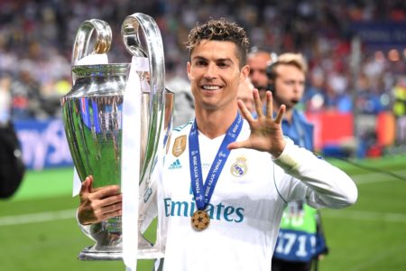 Foto colorida de Cristiano Ronaldo com taça da Champions League - Metrópoles