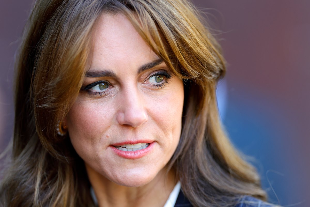 Foto colorida de mulher maquiada e com cabelo longo - Metrópoles