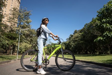 Mulher parada em bicicleta - Metrópoles