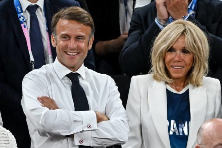 Imagem colorida mostra o presidente da França, Emmanuel Macron, sorrindo - Metrópoles