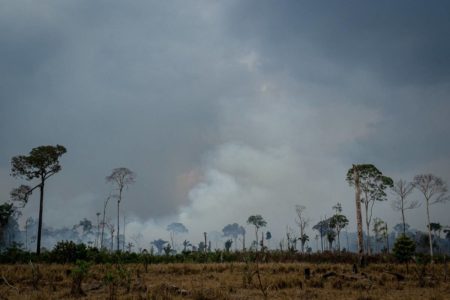 Imagem colorida de queimada na Amazônia