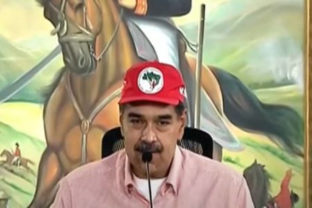 Imagem colorida mostra Nicolás Maduro usando um boné do MST - Metrópoles