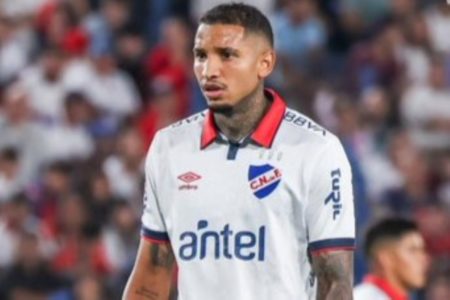O zagueiro uruguaio Juan Izquierdo em campo - Metrópoles