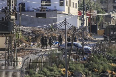 As forças israelenses invadiram as cidades de Jenin, Tubas, Tulkarm e o campo de refugiados de Far'a, com milhares de soldados israelenses participando dos ataques simultaneamente
