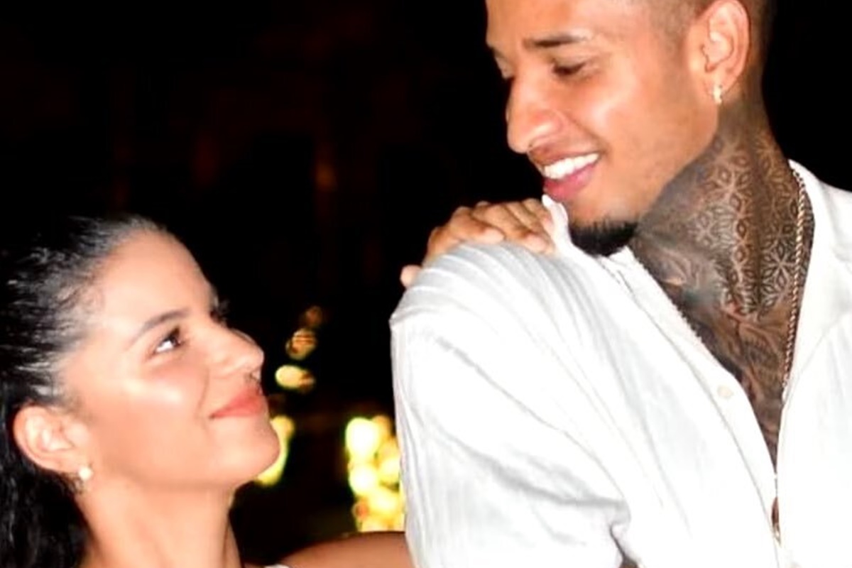 Juan Izquierdo posa sorrindo para a esposa, Selena - Metrópoles