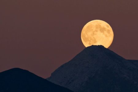 Imagem colorida da lua - Metrópoles