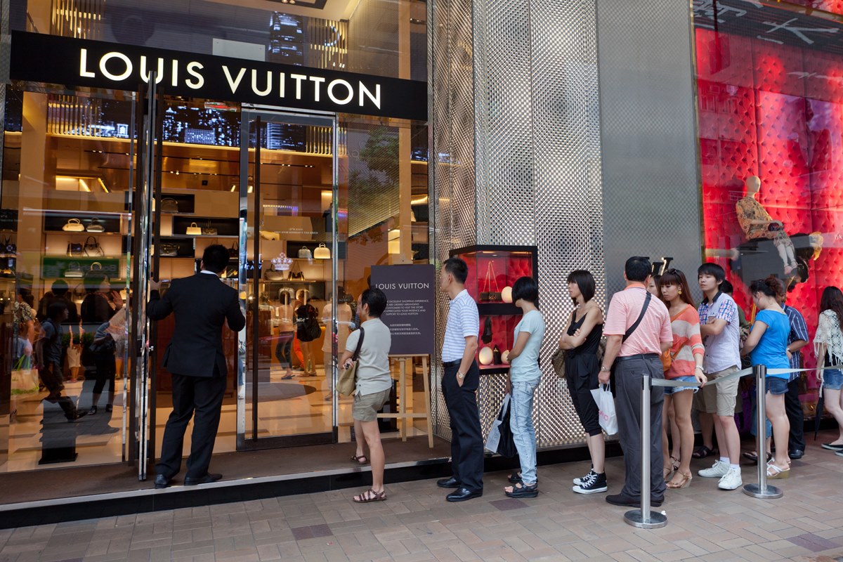 louis vuitton fila de pessoas loja - metrópoles