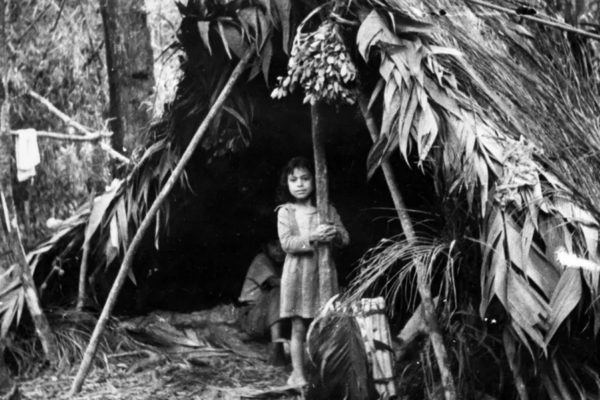 Foto em preto e branco de criança da etnia indígena Laklãnõ/Xokleng - Metrópoles
