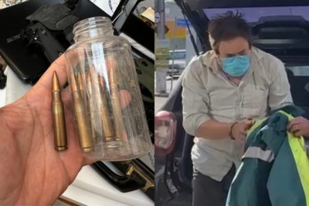 Esquerda, mão segura munições de fuzil. Direita, homem de máscara cirúrgica azul desembarca de viatura da Polícia Civil, algemado - Metrópoles