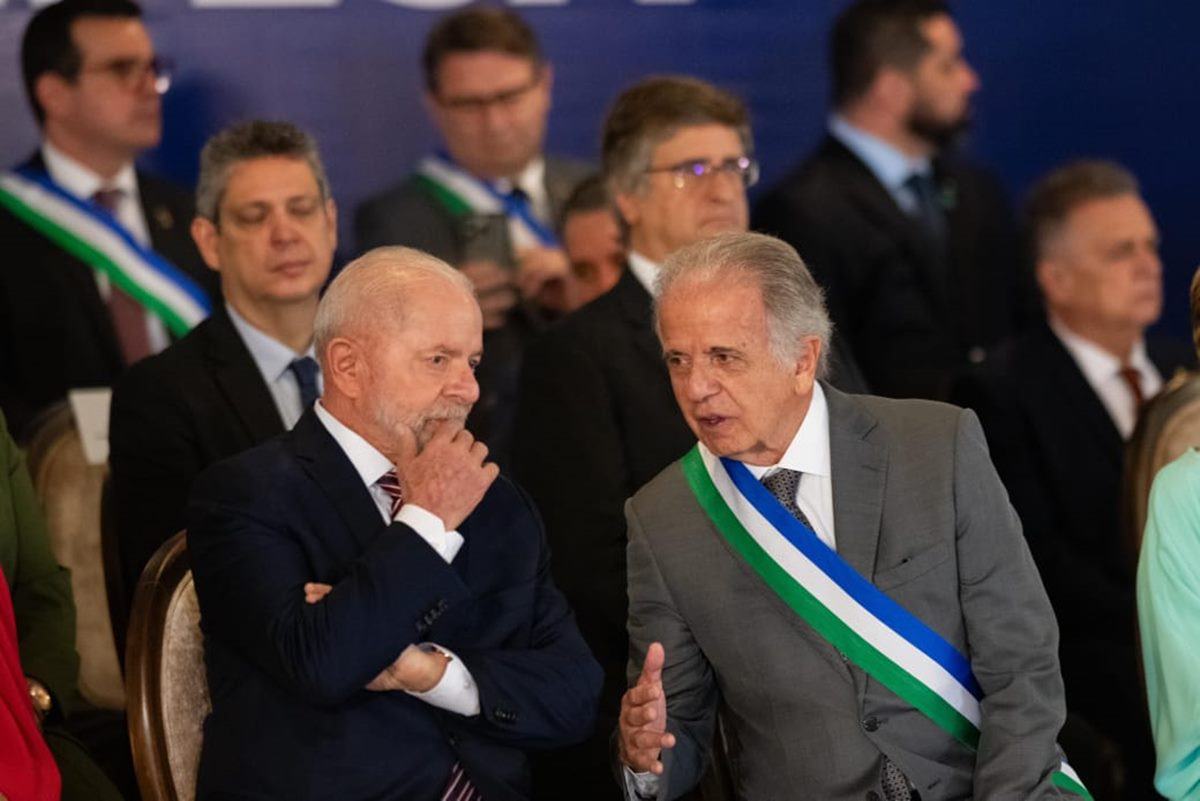 Imagem colorida de Lula com mão no queixo enquanto fala com José Múcio, que é pressionado pelos militares sobre o corte de gastos - Metrópoles
