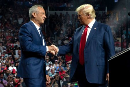 Imagem colorida de DOnald Trump e Kennedy Jr. - Metrópoles