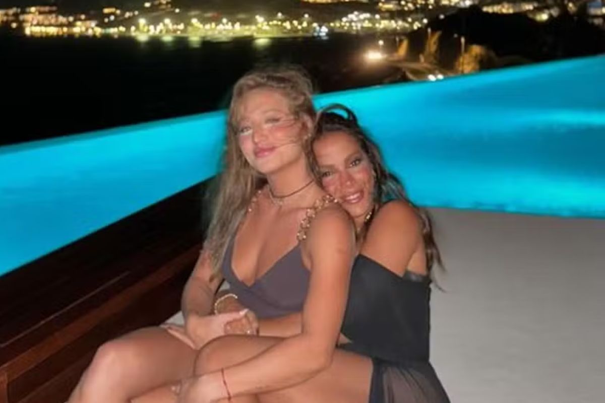 Foto colorida de Anitta e Bruna Griphao - Metrópoles