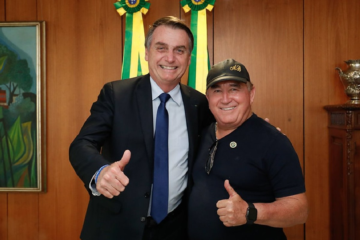O ex-presidente Jair Bolsonaro (PL) ao lado do cantor Amado Batista.