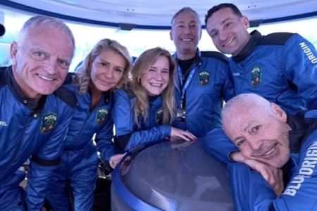 Foto colorida de tripulantes que participaram do lançamento desta quinta-feira (29/8) da Blue Origin - Metrópoles