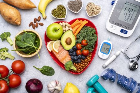 Mesa com balança, medidor para diabetes e frutas - Metrópoles