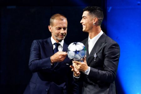Foto colorida de Cristiano Ronaldo ganhando prêmio - Metrópoles