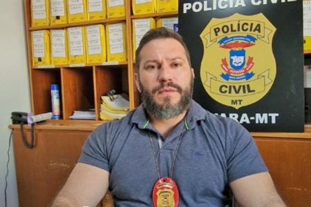 Delegado olhando para câmera