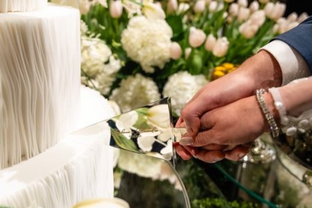 Imagem colorida do momento do corte do bolo casamento