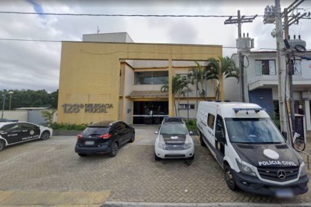 Imagem colorida de delegacia no Rio de Janeiro