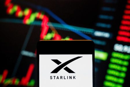 Imagem colorida mostra a logo da empresa Starlink - Metrópoles