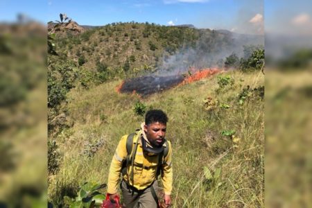 Foto colorida de homem apagando incêndio