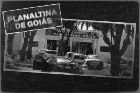 Foto preto e branco de fachada de prefeitura