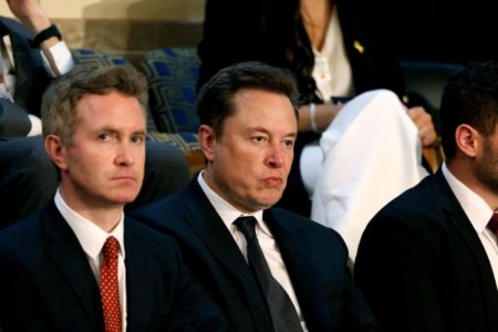 Imagem colorida de Elon Musk - Metrópoles