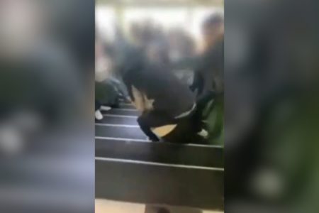 Imagem colorida de alunos brigando. Metrópoles