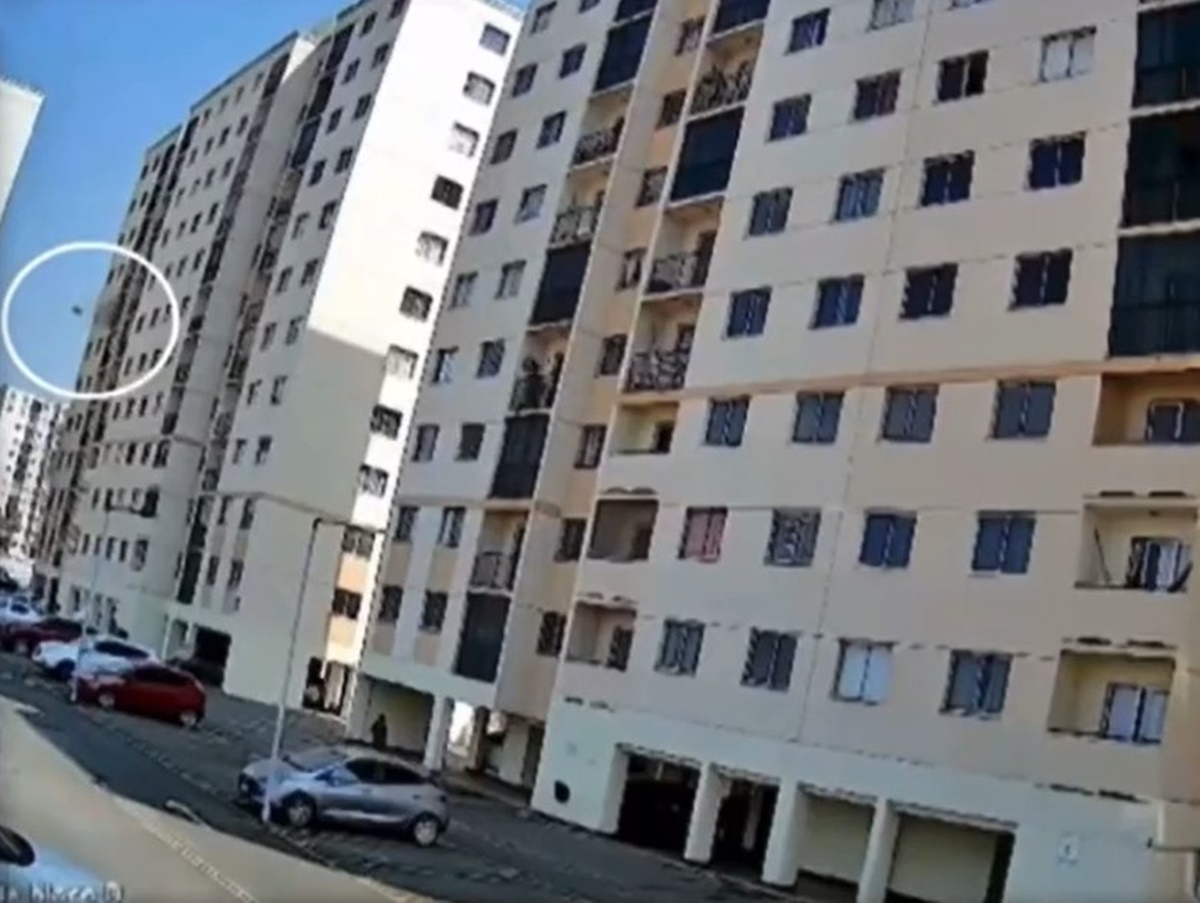 prédios e carros parados